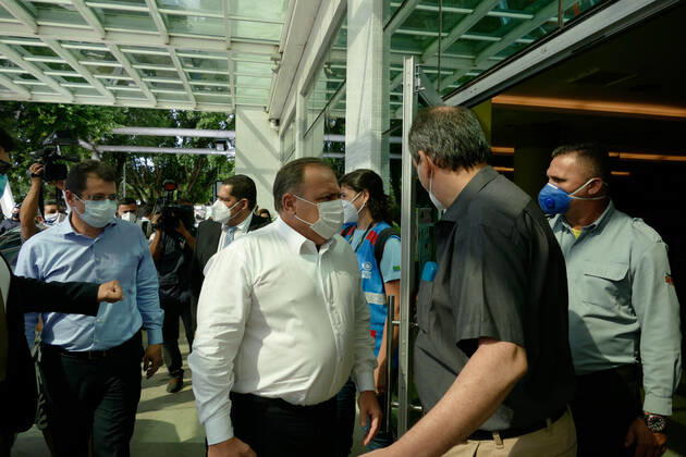 MANAUS, AM - 11.01.2021: MINISTRO PAZUELLO VISITA HUGV EM MANAUS - Eduardo Pazuello, Minister of Health, visiting the Getúlio Vargas University Hospital (HUGV) in Manaus (AM), this Monday afternoon (11). In the photo, Minister Pazuello arrives at HUGV. x2016285x SandroxPereira