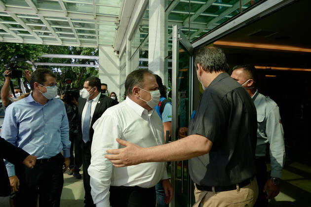 MANAUS, AM - 11.01.2021: MINISTRO PAZUELLO VISITA HUGV EM MANAUS - Eduardo Pazuello, Minister of Health, visiting the Getúlio Vargas University Hospital (HUGV) in Manaus (AM), this Monday afternoon (11). In the photo, Minister Pazuello arrives at HUGV. x2016286x SandroxPereira