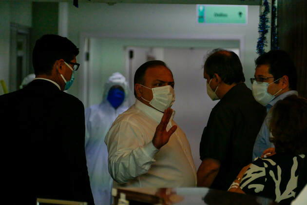 MANAUS, AM - 11.01.2021: MINISTRO PAZUELLO VISITA HUGV EM MANAUS - Eduardo Pazuello, Minister of Health, visiting the Getúlio Vargas University Hospital (HUGV) in Manaus (AM), this Monday afternoon (11). In the photo, Minister Pazuello arrives at HUGV. x2016287x SandroxPereira