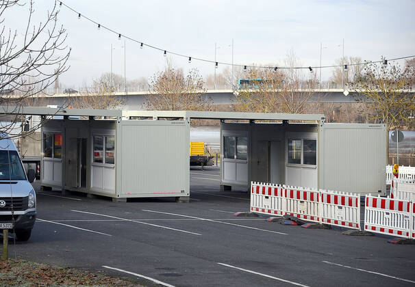 11.01.2021, xhbx, Vermischtes Gesundheit, Corona Teststation in Offenbach am Main - am Mainufer. In Offenbach am Main wird eine Drive in Covid-19 Teststation aufgebaut. empol Offenbach am Main