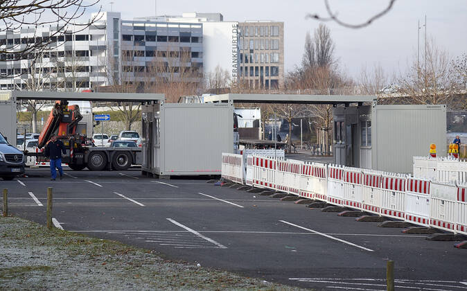 11.01.2021, xhbx, Vermischtes Gesundheit, Corona Teststation in Offenbach am Main - am Mainufer. In Offenbach am Main wird eine Drive in Covid-19 Teststation aufgebaut. empol Offenbach am Main