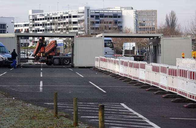 11.01.2021, xhbx, Vermischtes Gesundheit, Corona Teststation in Offenbach am Main - am Mainufer. In Offenbach am Main wird eine Drive in Covid-19 Teststation aufgebaut. empol Offenbach am Main