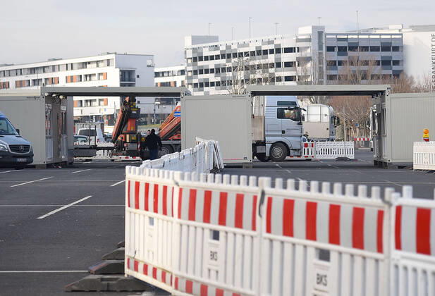 11.01.2021, xhbx, Vermischtes Gesundheit, Corona Teststation in Offenbach am Main - am Mainufer. In Offenbach am Main wird eine Drive in Covid-19 Teststation aufgebaut. empol Offenbach am Main