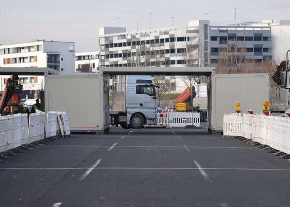 11.01.2021, xhbx, Vermischtes Gesundheit, Corona Teststation in Offenbach am Main - am Mainufer. In Offenbach am Main wird eine Drive in Covid-19 Teststation aufgebaut. empol Offenbach am Main