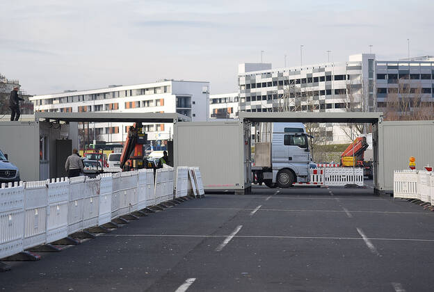 11.01.2021, xhbx, Vermischtes Gesundheit, Corona Teststation in Offenbach am Main - am Mainufer. In Offenbach am Main wird eine Drive in Covid-19 Teststation aufgebaut. empol Offenbach am Main