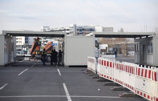 11.01.2021, xhbx, Vermischtes Gesundheit, Corona Teststation in Offenbach am Main - am Mainufer. In Offenbach am Main wird eine Drive in Covid-19 Teststation aufgebaut. empol Offenbach am Main