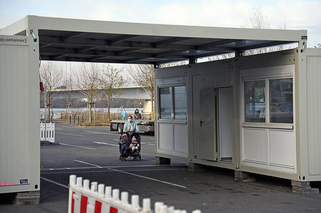 11.01.2021, xhbx, Vermischtes Gesundheit, Corona Teststation in Offenbach am Main - am Mainufer. In Offenbach am Main wird eine Drive in Covid-19 Teststation aufgebaut. empol Offenbach am Main