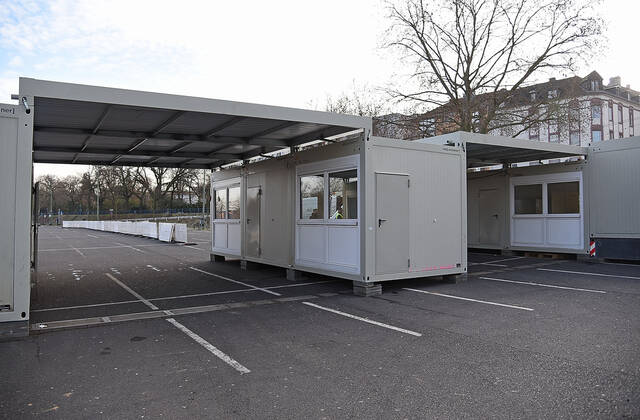 11.01.2021, xhbx, Vermischtes Gesundheit, Corona Teststation in Offenbach am Main - am Mainufer. In Offenbach am Main wird eine Drive in Covid-19 Teststation aufgebaut. empol Offenbach am Main