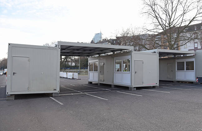 11.01.2021, xhbx, Vermischtes Gesundheit, Corona Teststation in Offenbach am Main - am Mainufer. In Offenbach am Main wird eine Drive in Covid-19 Teststation aufgebaut. empol Offenbach am Main