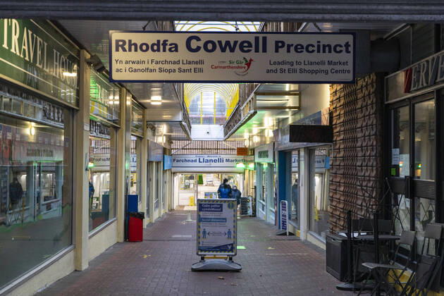 January 11, 2021, Carmarthenshire, Wales, United Kingdom: People looking at closed shops at a local market in Wales, UK on January 11, 2021. Professor Chris Whitty has warned the UK has not yet hit the peak of the current wave of Covide-19 infections, with the next few weeks being Ã¢â‚¬oethe worstÃ¢â‚¬Â of the pandemic for the NHS. Carmarthenshire United Kingdom - ZUMAj323 20210111_zip_j323_020 Copyright: xMayxJamesx