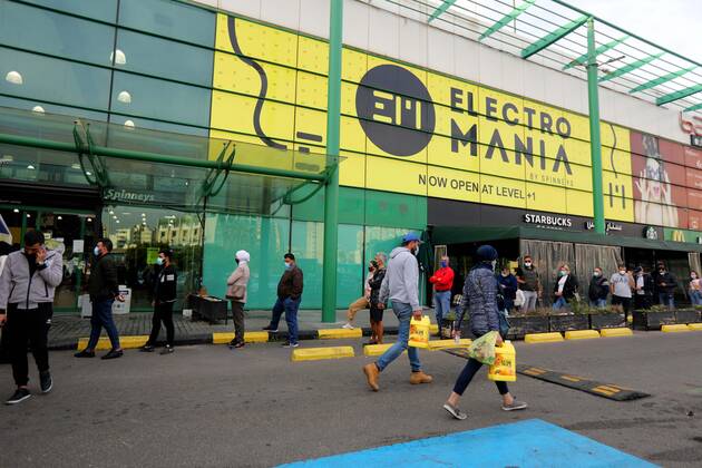 (210112) -- BEIRUT, Jan. 12, 2021 -- People shop at a supermarket to prepare for a national COVID-19 lockdown in Beirut, Lebanon, Jan. 11, 2021. Lebanon s Higher Defense Council declared on Monday a state of emergency between Jan. 14-25 that includes a total lockdown in hope to restrict further spread of COVID-19, Al-Jadeed local TV channel reported. ) LEBANON-BEIRUT-COVID-19-LOCKDOWN BilalxJawich 