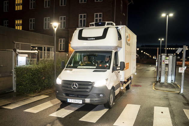 Polsk koelebil forlader Statens Serum Institut efter at have afleveret Moderna covid-19 vacciner til SSI i Koebenhavn, tirsdag den 12. januar 2021. Der kommer 5000 doser som vil blive taget i brug i Region Syddanmark. , Copenhagen Denmark Copyright: RitzauxScanpix MadsxClausxRasmussenx cop104 spdk20210112-084057-L