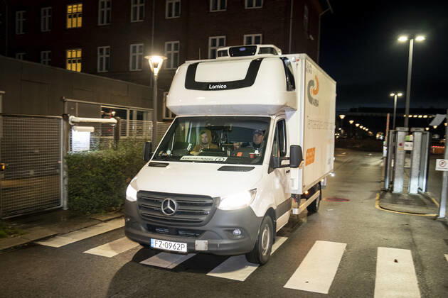 Polsk koelebil forlader Statens Serum Institut efter at have afleveret Moderna covid-19 vacciner til SSI i Koebenhavn, tirsdag den 12. januar 2021. Der kommer 5000 doser som vil blive taget i brug i Region Syddanmark. , Copenhagen Denmark Copyright: RitzauxScanpix MadsxClausxRasmussenx cop104 spdk20210112-084106-L