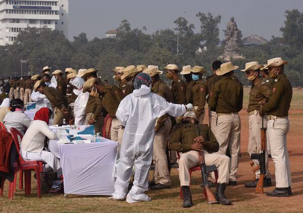 PATNA, INDIA - JANUARY 11: Security personnel and NCC cadets undergo Covid-19 test during rehearsals for the upcoming Republic Day parade, at Gandhi Maidan on January 11, 2021 in Patna, India. (Photo by Parwaz Khan Hindustan Times) Bihar Politics And Governance