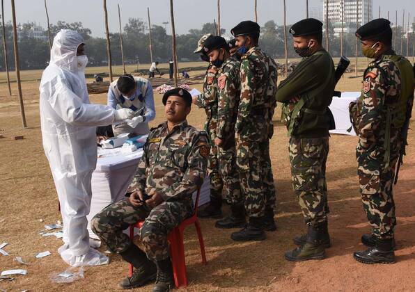 PATNA, INDIA - JANUARY 11: Security personnel and NCC cadets undergo Covid-19 test during rehearsals for the upcoming Republic Day parade, at Gandhi Maidan on January 11, 2021 in Patna, India. (Photo by Parwaz Khan Hindustan Times) Bihar Politics And Governance