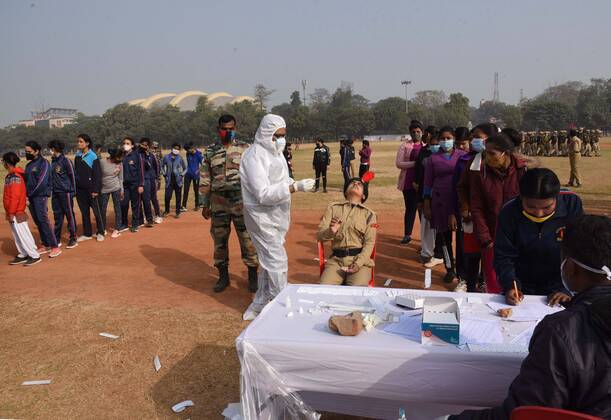 PATNA, INDIA - JANUARY 11: Security personnel and NCC cadets undergo Covid-19 test during rehearsals for the upcoming Republic Day parade, at Gandhi Maidan on January 11, 2021 in Patna, India. (Photo by Parwaz Khan Hindustan Times) Bihar Politics And Governance