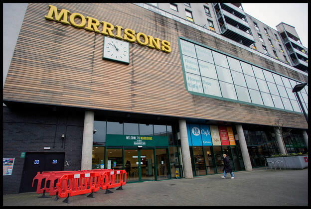 . 12 01 2021. London, United Kingdom. Compulsory Face Masks in Supermarkets. Morrisons will bar customers who refuse to wear face coverings from its shops amid rising coronavirus infections.  xMartynxWheatleyx xi-Imagesx IIM-21979-0001