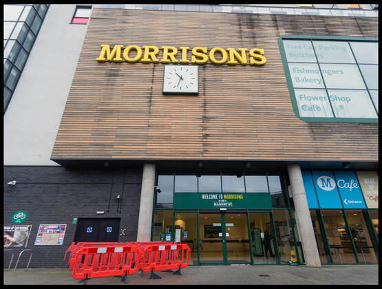 . 12 01 2021. London, United Kingdom. Compulsory Face Masks in Supermarkets. Morrisons will bar customers who refuse to wear face coverings from its shops amid rising coronavirus infections.  xMartynxWheatleyx xi-Imagesx IIM-21979-0002