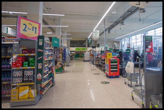 . 12 01 2021. London, United Kingdom. Compulsory Face Masks in Supermarkets. Morrisons will bar customers who refuse to wear face coverings from its shops amid rising coronavirus infections.  xMartynxWheatleyx xi-Imagesx IIM-21979-0005