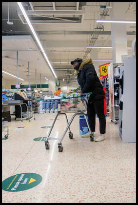 . 12 01 2021. London, United Kingdom. Compulsory Face Masks in Supermarkets. Morrisons will bar customers who refuse to wear face coverings from its shops amid rising coronavirus infections.  xMartynxWheatleyx xi-Imagesx IIM-21979-0006
