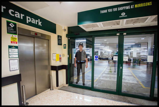 . 12 01 2021. London, United Kingdom. Compulsory Face Masks in Supermarkets. Morrisons will bar customers who refuse to wear face coverings from its shops amid rising coronavirus infections.  xMartynxWheatleyx xi-Imagesx IIM-21979-0007