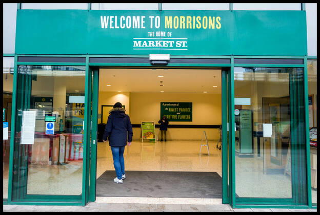 . 12 01 2021. London, United Kingdom. Compulsory Face Masks in Supermarkets. Morrisons will bar customers who refuse to wear face coverings from its shops amid rising coronavirus infections.  xMartynxWheatleyx xi-Imagesx IIM-21979-0008