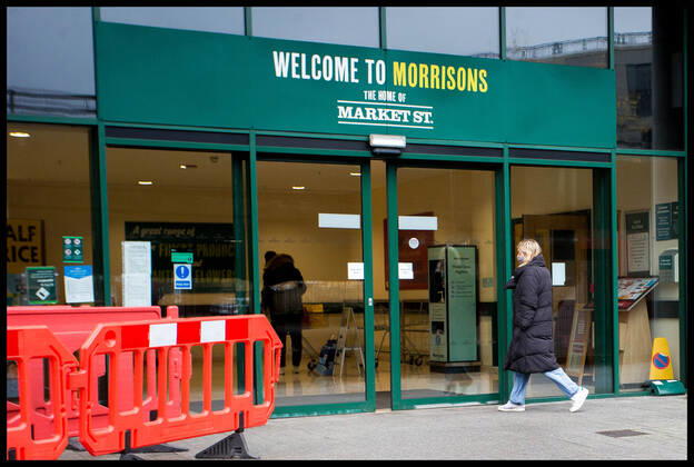 . 12 01 2021. London, United Kingdom. Compulsory Face Masks in Supermarkets. Morrisons will bar customers who refuse to wear face coverings from its shops amid rising coronavirus infections.  xMartynxWheatleyx xi-Imagesx IIM-21979-0009