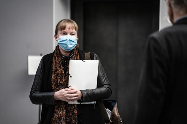 Kulturminister Joy Mogensen (S) ankommer til aabent samraad. Kulturminister Joy Mogensen (S) er kaldt i samraad om brud paa menneskerettigheder i Qatar i forbindelse med forberedelserne til VM-slutrunden i herrefodbold i 2022. Samraadet finder sted paa Christiansborg tirsdag den 12. januar 2021.. , Copenhagen Denmark Copyright: RitzauxScanpix EmilxHelmsx cop101 spdk20210112-135117-L