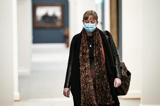 Kulturminister Joy Mogensen (S) ankommer til aabent samraad. Kulturminister Joy Mogensen (S) er kaldt i samraad om brud paa menneskerettigheder i Qatar i forbindelse med forberedelserne til VM-slutrunden i herrefodbold i 2022. Samraadet finder sted paa Christiansborg tirsdag den 12. januar 2021.. , Copenhagen Denmark Copyright: RitzauxScanpix EmilxHelmsx cop101 spdk20210112-135121-L