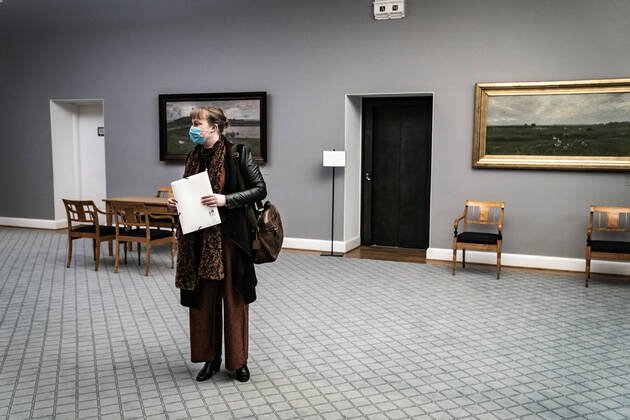 Kulturminister Joy Mogensen (S) ankommer til aabent samraad. Kulturminister Joy Mogensen (S) er kaldt i samraad om brud paa menneskerettigheder i Qatar i forbindelse med forberedelserne til VM-slutrunden i herrefodbold i 2022. Samraadet finder sted paa Christiansborg tirsdag den 12. januar 2021.. , Copenhagen Denmark Copyright: RitzauxScanpix EmilxHelmsx cop101 spdk20210112-135133-L