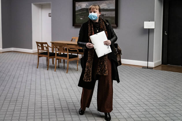 Kulturminister Joy Mogensen (S) ankommer til aabent samraad. Kulturminister Joy Mogensen (S) er kaldt i samraad om brud paa menneskerettigheder i Qatar i forbindelse med forberedelserne til VM-slutrunden i herrefodbold i 2022. Samraadet finder sted paa Christiansborg tirsdag den 12. januar 2021.. , Copenhagen Denmark Copyright: RitzauxScanpix EmilxHelmsx cop101 spdk20210112-135142-L