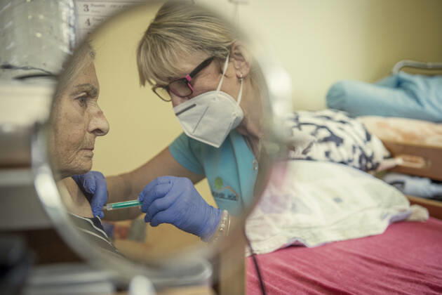 Vaccination against coronavirus continues in the Czech Republic on January 12, 2021. Photo from retirement home in Liberec - Frantiskov, Czech Republic. (CTKxPhoto RadekxPetrasek) CTKPhotoP202101120512301  PER 1