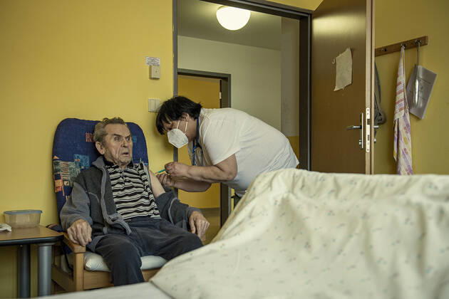 Vaccination against coronavirus continues in the Czech Republic on January 12, 2021. Photo from retirement home in Liberec - Frantiskov, Czech Republic. (CTKxPhoto RadekxPetrasek) CTKPhotoP202101120515401  PER 2