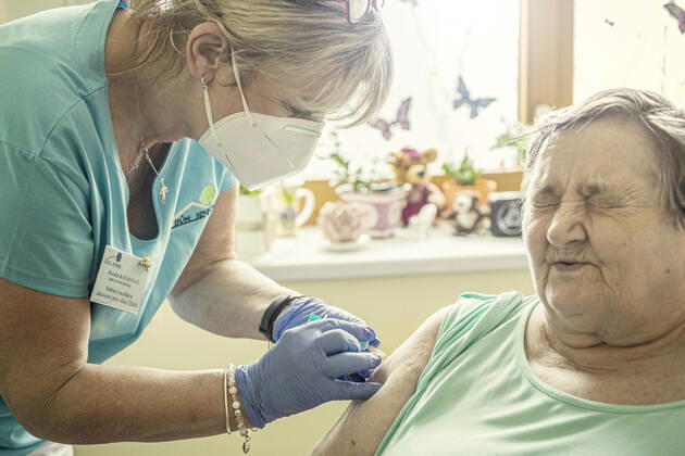 News Bilder des Tages Vaccination against coronavirus continues in the Czech Republic on January 12, 2021. Photo from retirement home in Liberec - Frantiskov, Czech Republic. (CTKxPhoto RadekxPetrasek) CTKPhotoP202101120535401  PER 11K
