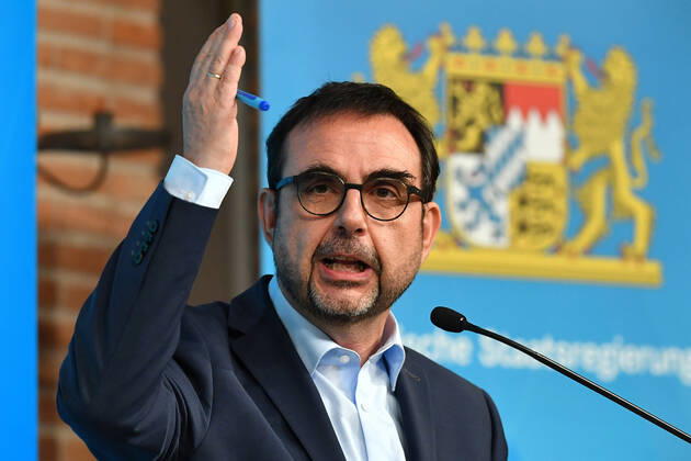 Klaus HOLETSCHEK (CSU,Gesundheitsminister Bayern), Gestik, Einzelbild,angeschnittenes Einzelmotiv,Portraet,Portrait,Porträt. Pressekonferenz der Bayerischen Staatsregierung zur Coronalage nach Kabinettssitzung am 12.01.2021 im Prinz Carl Palais in Muenchen.
