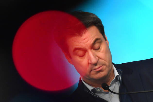 Markus SOEDER (Ministerpraesident Bayern und CSU Vorsitzender) hinter Rotlicht, skeptisch, Einzelbild,angeschnittenes Einzelmotiv,Portraet,Portrait,Porträt. Pressekonferenz der Bayerischen Staatsregierung zur Coronalage nach Kabinettssitzung am 12.01.2021 im Prinz Carl Palais in Muenchen.