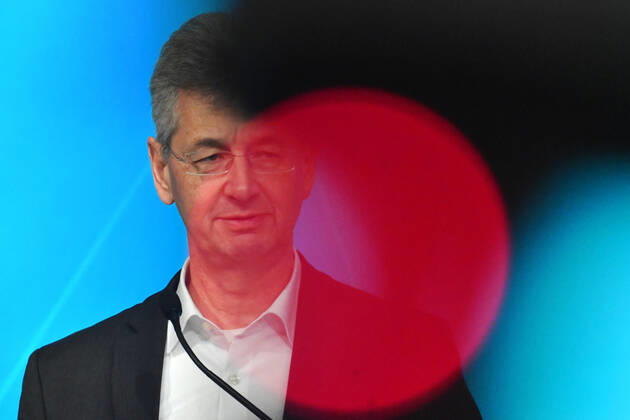 Michael PIAZOLO (Freie Waehler,Kultusminister Bayern) hinter Rotlicht,skeptisch, Einzelbild,angeschnittenes Einzelmotiv,Portraet,Portrait,Porträt. Pressekonferenz der Bayerischen Staatsregierung zur Coronalage nach Kabinettssitzung am 12.01.2021 im Prinz Carl Palais in Muenchen.