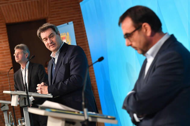 v.li:Michael PIAZOLO (Freie Waehler,Kultusminister Bayern), Markus SOEDER (Ministerpraesident Bayern und CSU Vorsitzender), Klaus HOLETSCHEK (CSU,Gesundheitsminister Bayern) . Pressekonferenz der Bayerischen Staatsregierung zur Coronalage nach Kabinettssitzung am 12.01.2021 im Prinz Carl Palais in Muenchen.