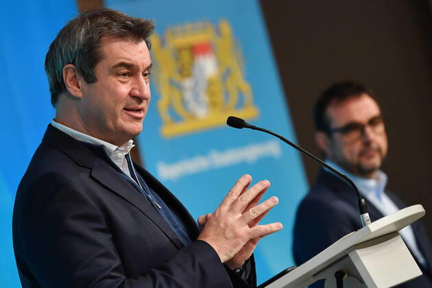 Markus SOEDER (Ministerpraesident Bayern und CSU Vorsitzender),hi: Klaus HOLETSCHEK (CSU,Gesundheitsminister Bayern). Pressekonferenz der Bayerischen Staatsregierung zur Coronalage nach Kabinettssitzung am 12.01.2021 im Prinz Carl Palais in Muenchen.