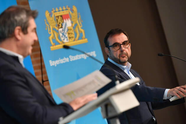 Klaus HOLETSCHEK (CSU,Gesundheitsminister Bayern) blickt zu Markus SOEDER (Ministerpraesident Bayern und CSU Vorsitzender). Pressekonferenz der Bayerischen Staatsregierung zur Coronalage nach Kabinettssitzung am 12.01.2021 im Prinz Carl Palais in Muenchen.