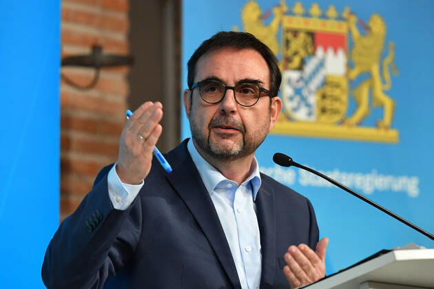 Klaus HOLETSCHEK (CSU,Gesundheitsminister Bayern),Gestik, Einzelbild,angeschnittenes Einzelmotiv,Portraet,Portrait,Porträt. Pressekonferenz der Bayerischen Staatsregierung zur Coronalage nach Kabinettssitzung am 12.01.2021 im Prinz Carl Palais in Muenchen.
