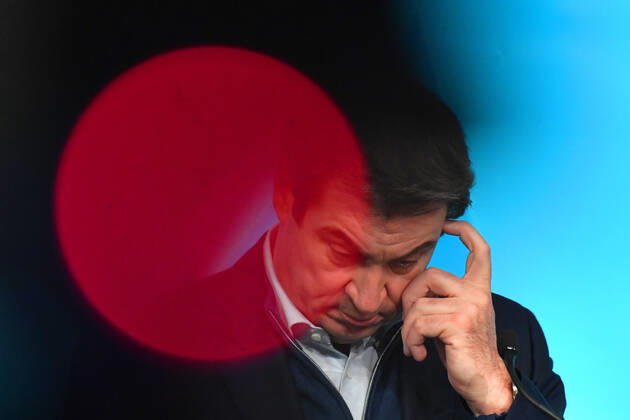 Markus SOEDER (Ministerpraesident Bayern und CSU Vorsitzender) hinter Rotlicht, skeptisch,Gestik, Einzelbild,angeschnittenes Einzelmotiv,Portraet,Portrait,Porträt. Pressekonferenz der Bayerischen Staatsregierung zur Coronalage nach Kabinettssitzung am 12.01.2021 im Prinz Carl Palais in Muenchen.
