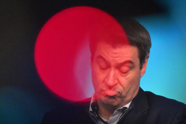 Markus SOEDER (Ministerpraesident Bayern und CSU Vorsitzender) hinter Rotlicht, skeptisch, Einzelbild,angeschnittenes Einzelmotiv,Portraet,Portrait,Porträt. Pressekonferenz der Bayerischen Staatsregierung zur Coronalage nach Kabinettssitzung am 12.01.2021 im Prinz Carl Palais in Muenchen.