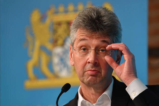News Bilder des Tages Michael PIAZOLO (Freie Waehler,Kultusminister Bayern), Gestik,skeptisch, Einzelbild,angeschnittenes Einzelmotiv,Portraet,Portrait,Porträt. Pressekonferenz der Bayerischen Staatsregierung zur Coronalage nach Kabinettssitzung am 12.01.2021 im Prinz Carl Palais in Muenchen.