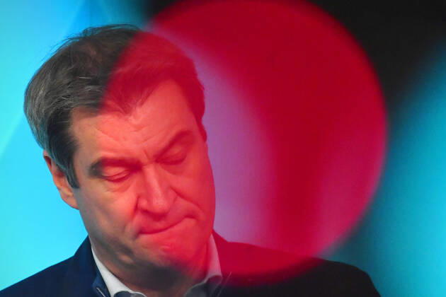 Markus SOEDER (Ministerpraesident Bayern und CSU Vorsitzender) hinter Rotlicht, skeptisch, Einzelbild,angeschnittenes Einzelmotiv,Portraet,Portrait,Porträt. Pressekonferenz der Bayerischen Staatsregierung zur Coronalage nach Kabinettssitzung am 12.01.2021 im Prinz Carl Palais in Muenchen.