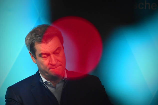 Markus SOEDER (Ministerpraesident Bayern und CSU Vorsitzender) hinter Rotlicht, skeptisch, Einzelbild,angeschnittenes Einzelmotiv,Portraet,Portrait,Porträt. Pressekonferenz der Bayerischen Staatsregierung zur Coronalage nach Kabinettssitzung am 12.01.2021 im Prinz Carl Palais in Muenchen.