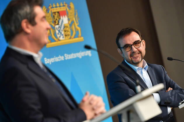 Klaus HOLETSCHEK (CSU,Gesundheitsminister Bayern) blickt zu Markus SOEDER (Ministerpraesident Bayern und CSU Vorsitzender), Pressekonferenz der Bayerischen Staatsregierung zur Coronalage nach Kabinettssitzung am 12.01.2021 im Prinz Carl Palais in Muenchen.