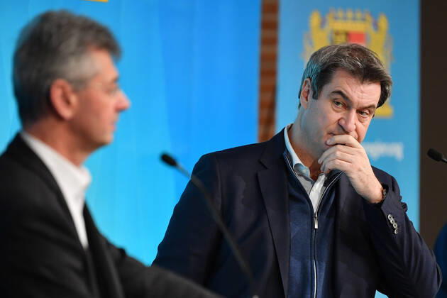News Bilder des Tages Markus SOEDER (Ministerpraesident Bayern und CSU Vorsitzender), blickt skeptisch zu Michael PIAZOLO (Freie Waehler,Kultusminister Bayern). Pressekonferenz der Bayerischen Staatsregierung zur Coronalage nach Kabinettssitzung am 12.01.2021 im Prinz Carl Palais in Muenchen.