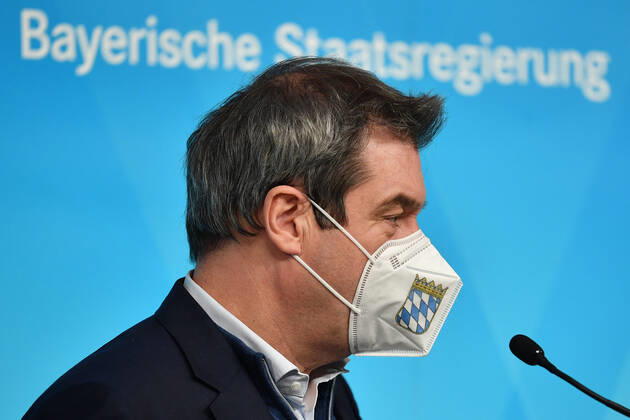 Markus SOEDER (Ministerpraesident Bayern und CSU Vorsitzender) mit Mundschutz,Maske, seitlich,Profil.Einzelbild,angeschnittenes Einzelmotiv,Portraet,Portrait,Porträt. Pressekonferenz der Bayerischen Staatsregierung zur Coronalage nach Kabinettssitzung am 12.01.2021 im Prinz Carl Palais in Muenchen.