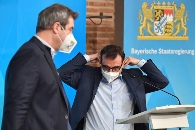 v.re:Klaus HOLETSCHEK (CSU,Gesundheitsminister Bayern) mit Markus SOEDER (Ministerpraesident Bayern und CSU Vorsitzender) Pressekonferenz der Bayerischen Staatsregierung zur Coronalage nach Kabinettssitzung am 12.01.2021 im Prinz Carl Palais in Muenchen.